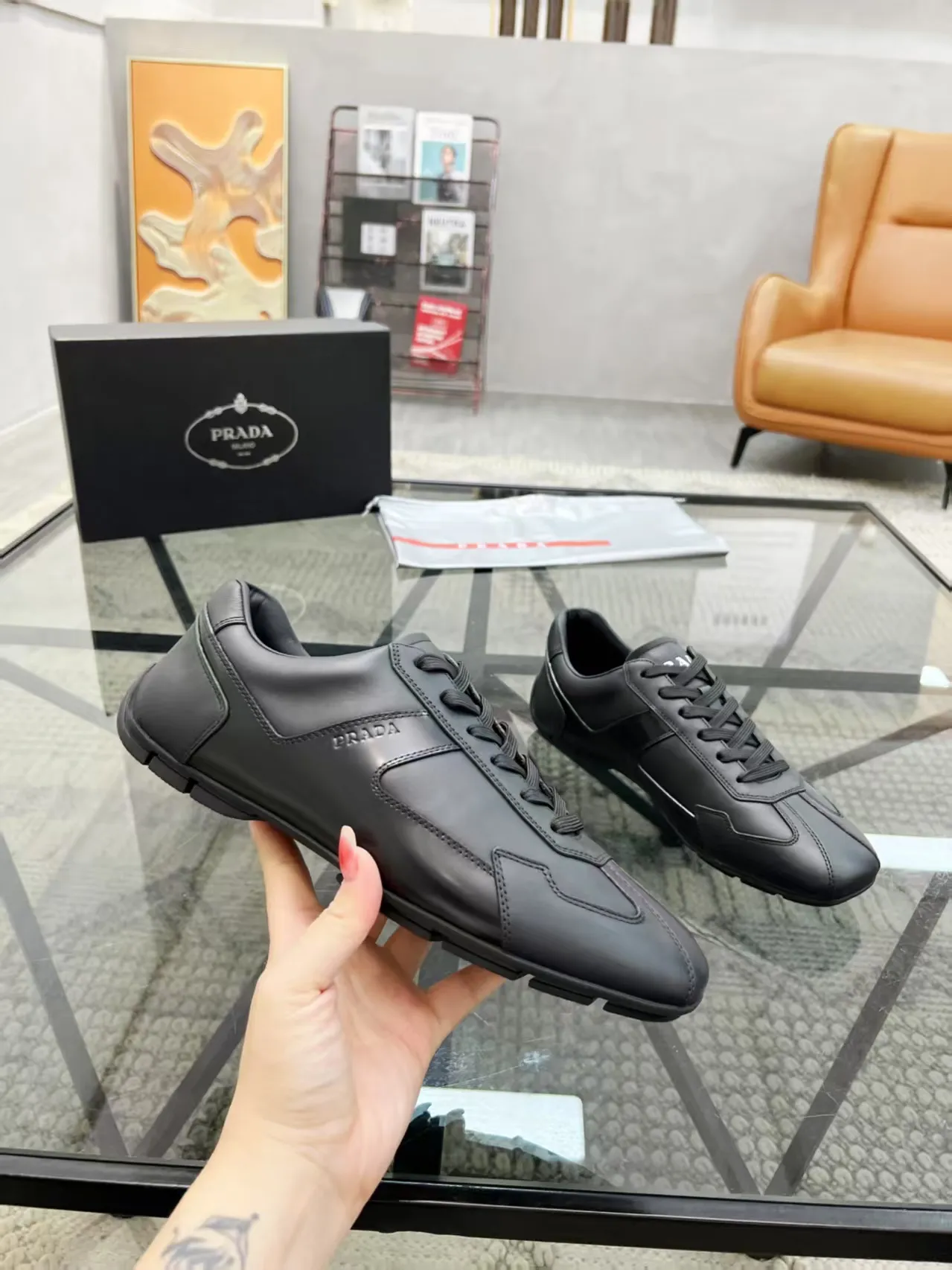 Factory P440💰Prada new men's genuine leather sports shoes, the highest version on the market, any comparison is welcome🆚! The original leather has excellent texture and is super high-end! Fetal sheep net lining imported from Italy, removable pad! Luxurious materials and fine workmanship, highly recommended! Code number: 38--45